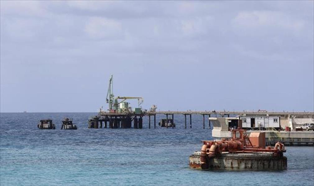 ناقلتا نفط تغادران ميناء الزويتينة النفطي
