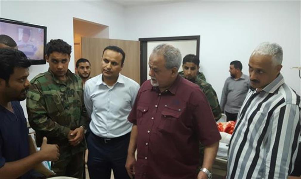عميد بلدية بنغازي يتفقد جرحى الجيش بمستشفى ابن سينا