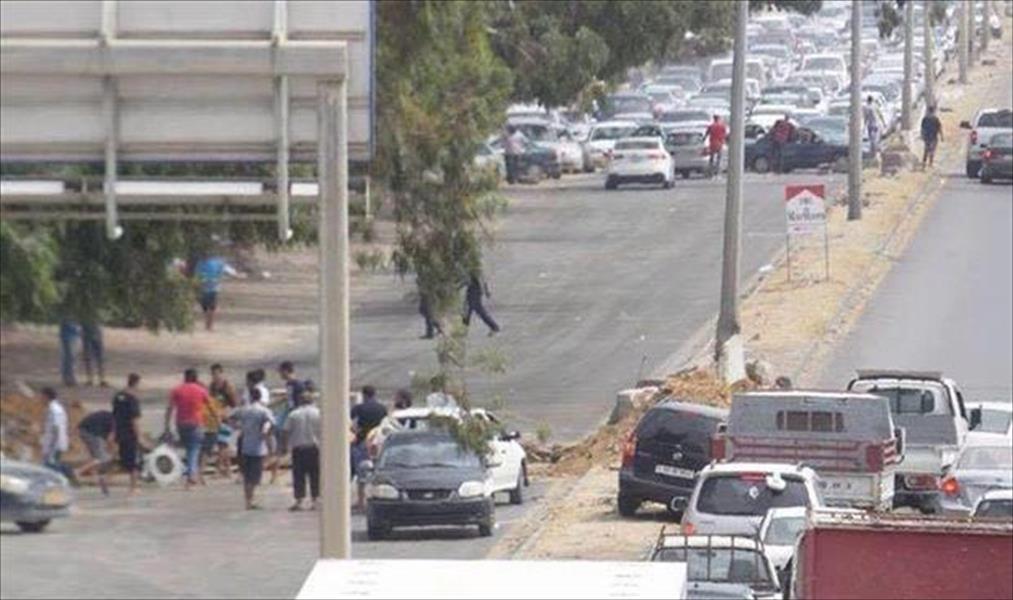 بالصور.. مواطنون يغلقون طريق عين زارة احتجاجًا على انقطاع الكهرباء