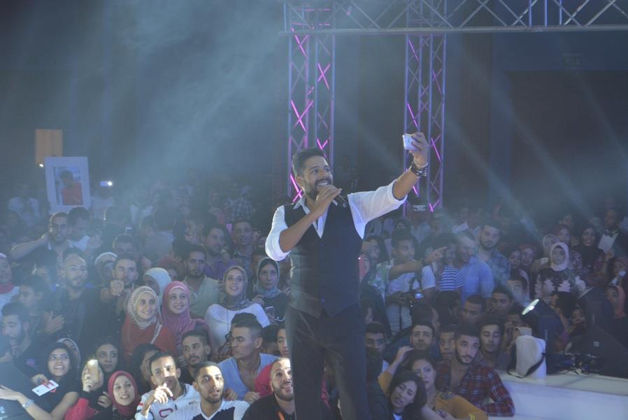 بالصور: محمد حماقي يشعل حفل كلية «تجارة»