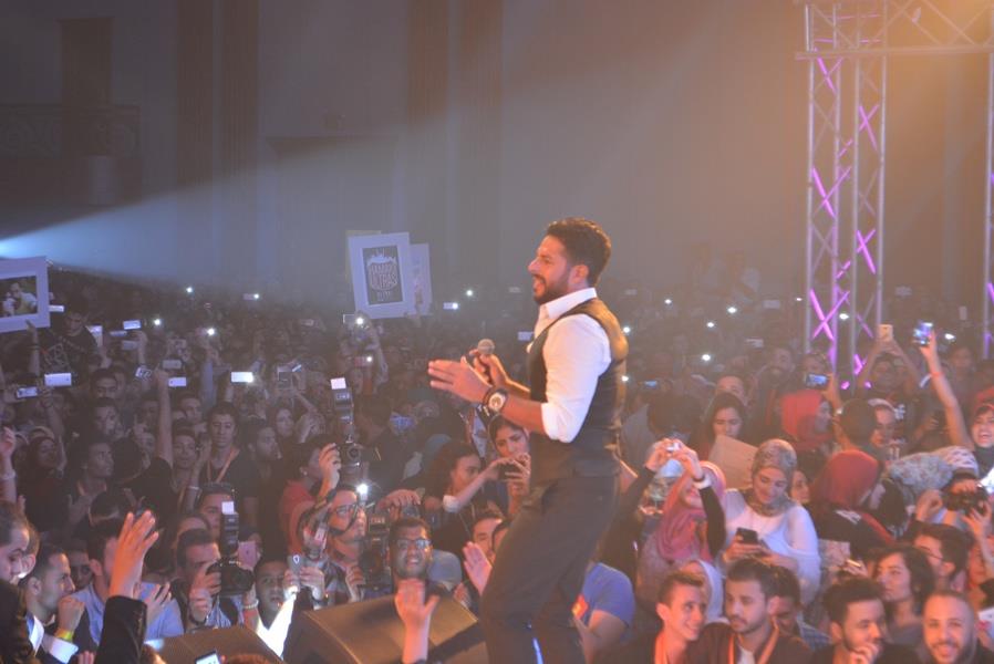 بالصور: محمد حماقي يشعل حفل كلية «تجارة»
