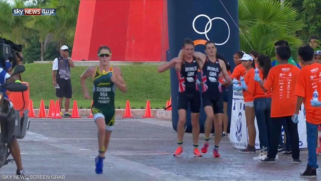 بالفيديو: البطل الأولمبي يتنازل عن ذهبية كي لا يسقط شقيقه