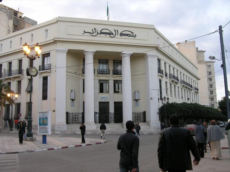 انخفاض سعر النفط يجبر الجزائر على «خصخصة البنوك»