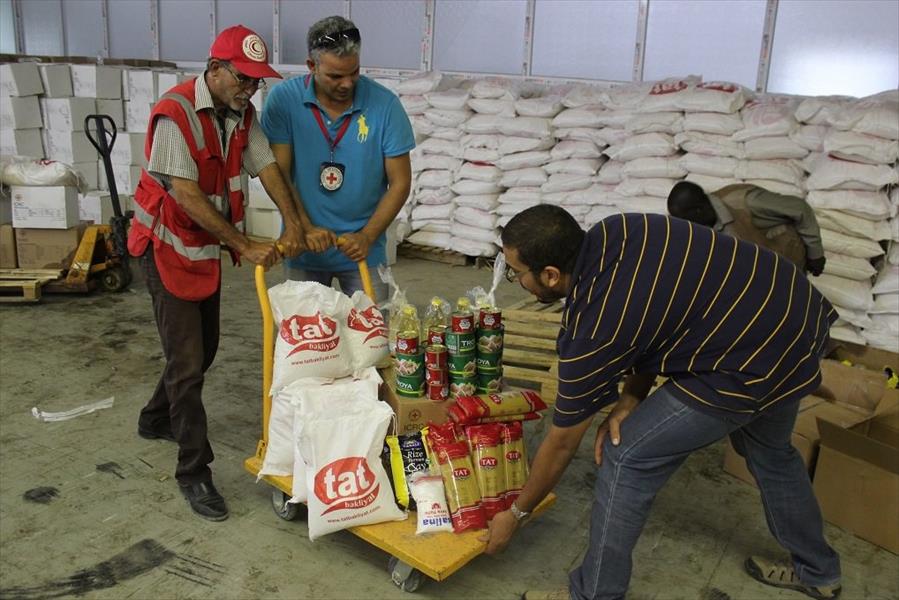 «الصليب والهلال الأحمر» يسيران قافلة مساعدات للأسر النازحة بمصراتة والزنتان