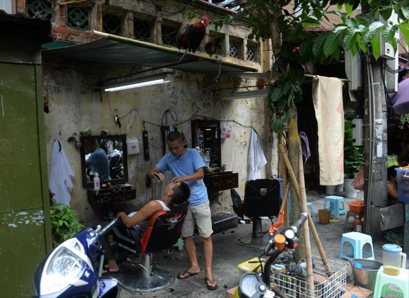 حلاقو الشوارع وجه من وجوه الاقتصاد غير النظامي في فيتنام