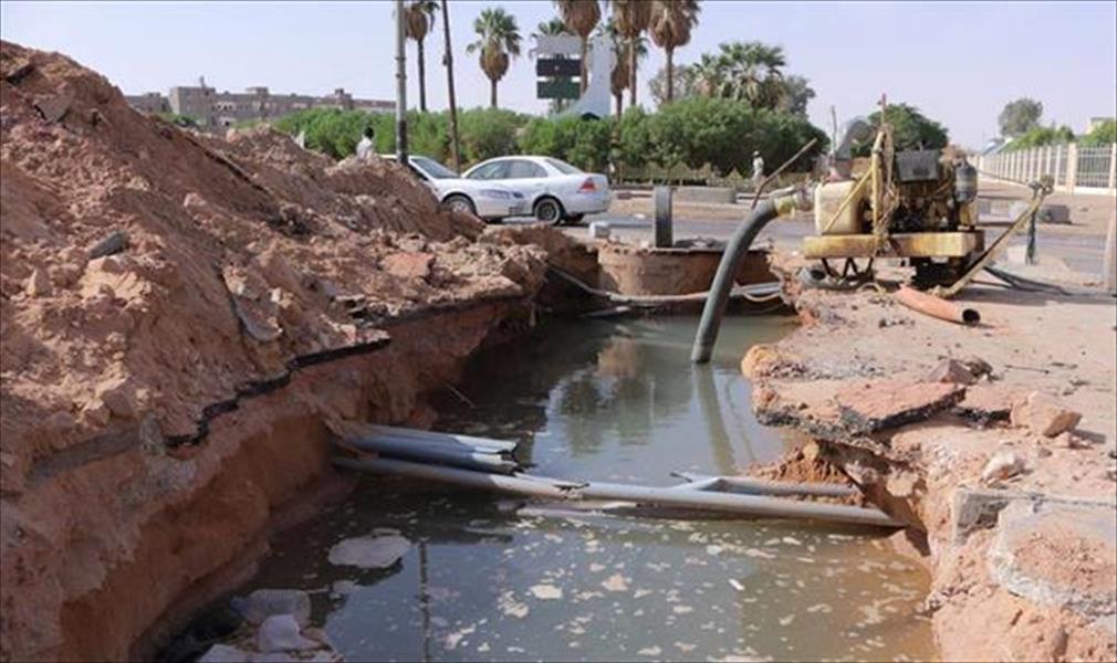 بلدية سبها تبحث أزمات الصرف الصحي