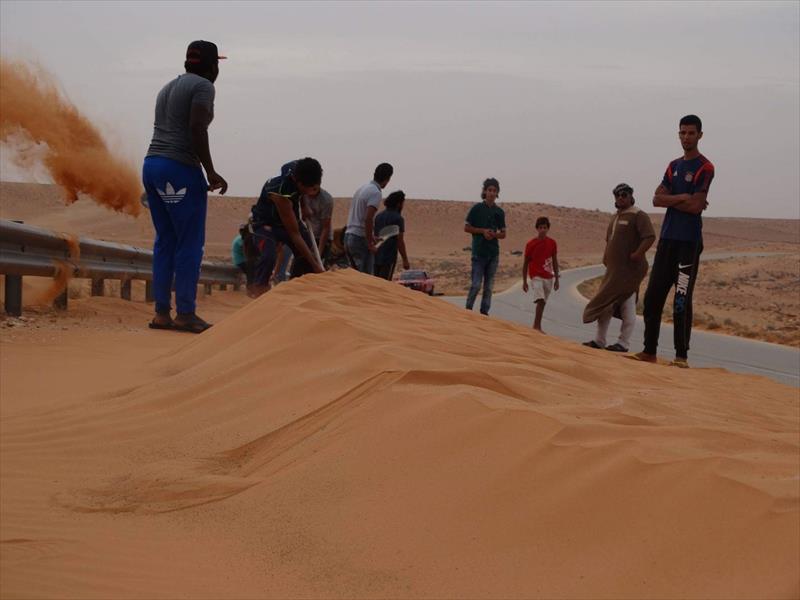 بالصور: مبادرة شبابية ﻹزالة الرمال بطريق نالوت - غريان
