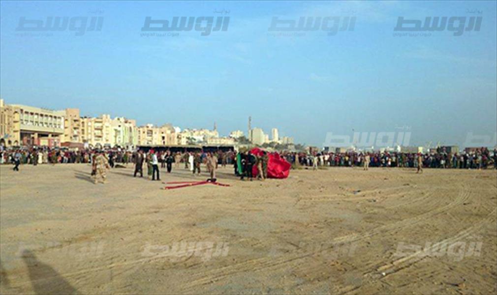 بالصور: استعراض عسكري للقفز الحر من الجو في طبرق