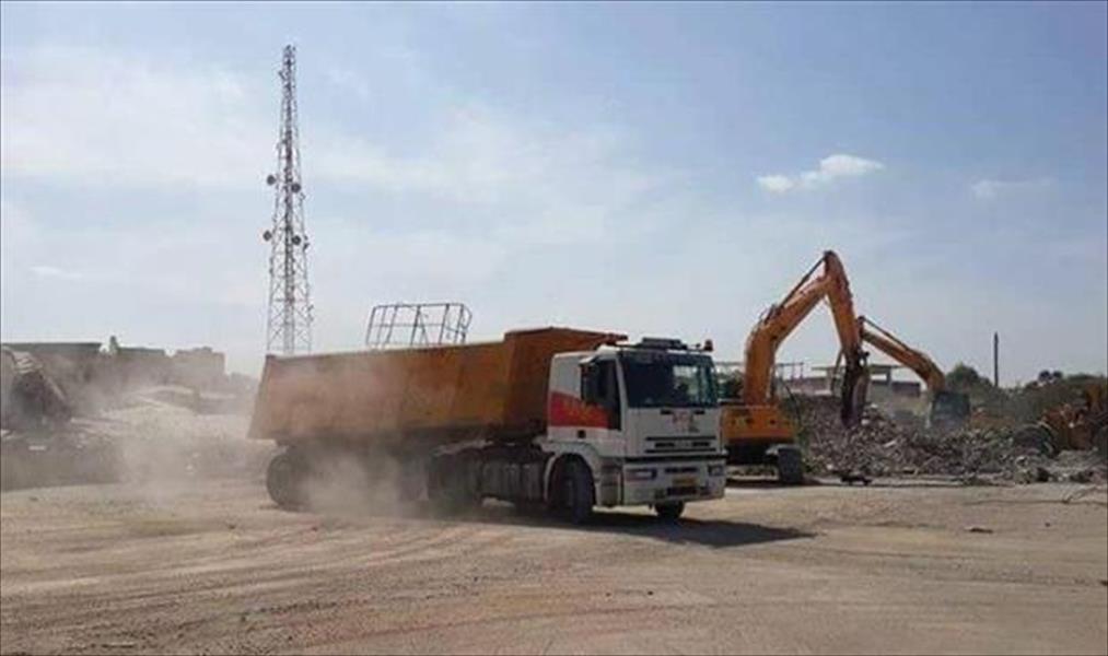 بالصور: إزالة الركام وآثار الدمار تمهيدًا لإعادة بناء مديرية الأمن بنغازي