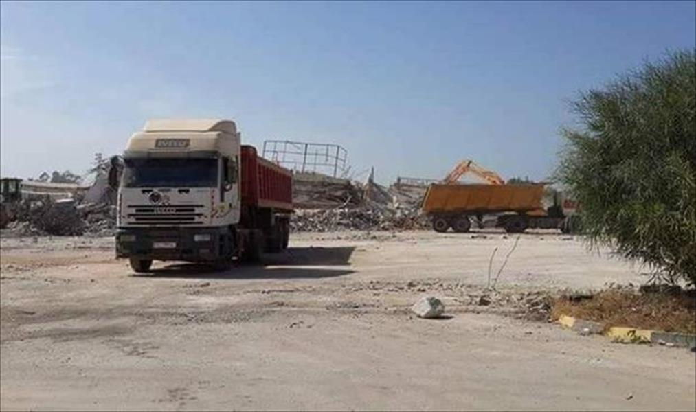 بالصور: إزالة الركام وآثار الدمار تمهيدًا لإعادة بناء مديرية الأمن بنغازي