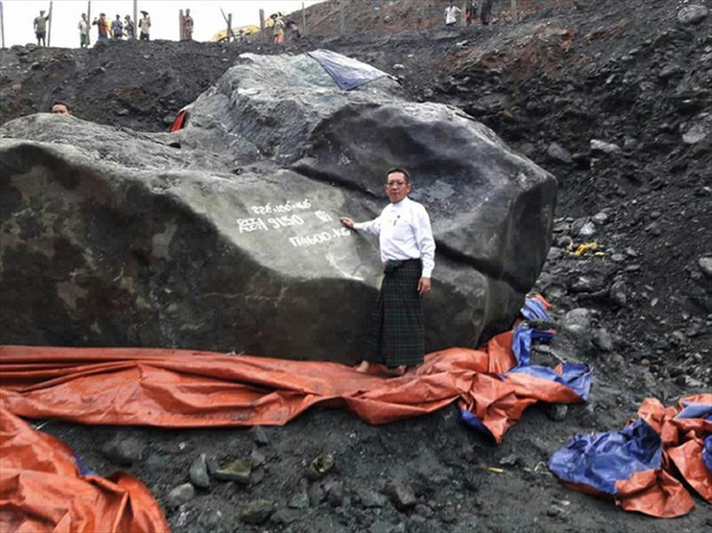 العثور على حجر جاد وزنه 174 طنا فى بورما