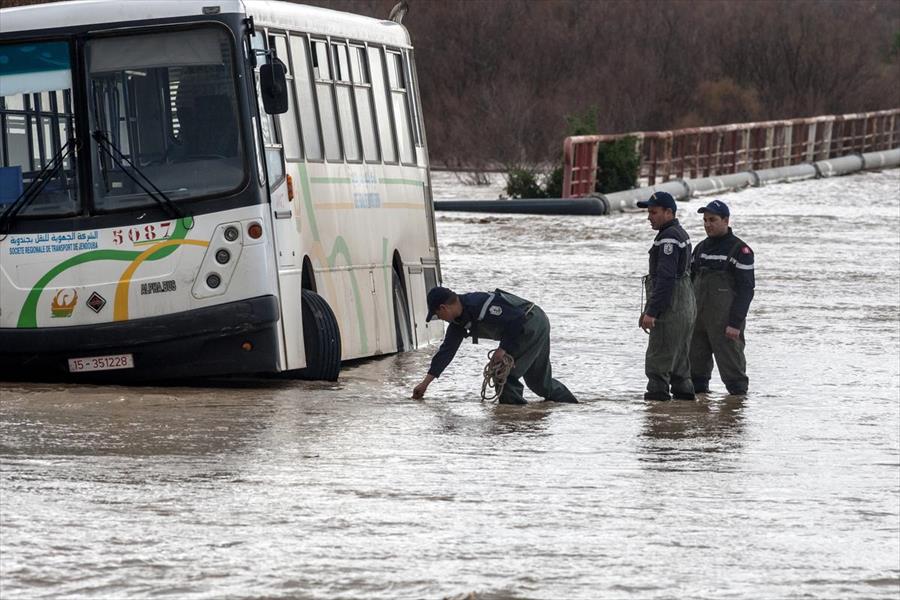 تونس: الشاهد يوزع مساعدات على المتضررين من الفيضان