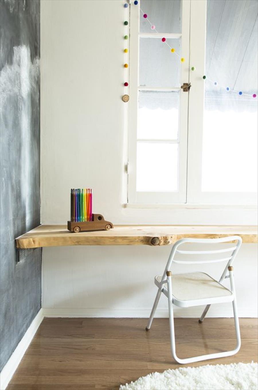 طاولات مكتبية معلقة على الحائط