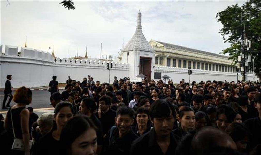 الحداد عام كامل في تايلاندا لوفاة الملك.. والآلاف ينحنون أمام النعش