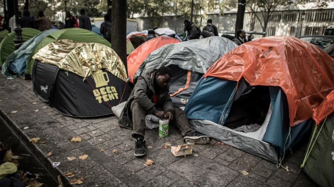 هولاند: فرنسا لن تقبل بمخيمات لاجئين على أراضيها