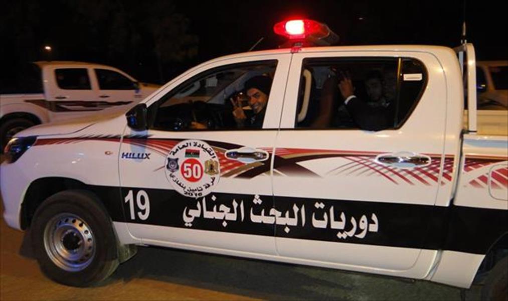 «جنائي بنغازي» يلقي القبض على لص متخصص في سرقة نضائد السيارات