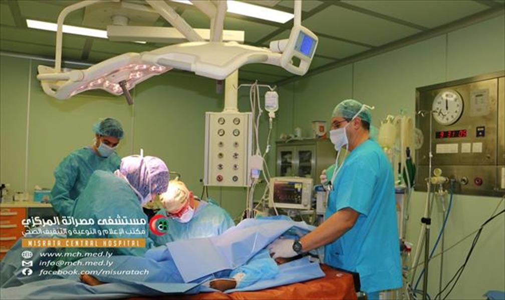 الفريق الطبي الإيطالي يجري عملية لطفل في مصراتة