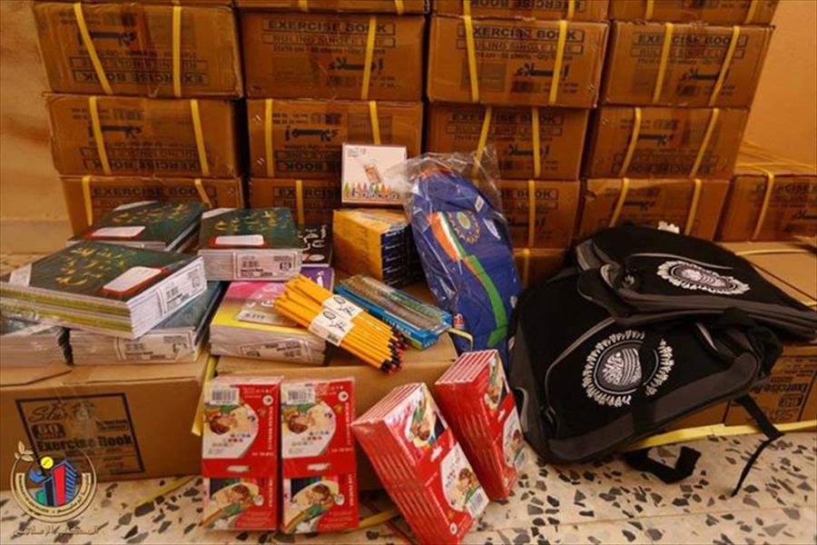 توزيع أدوية وحقائب مدرسية على النازحين من سرت في طرابلس