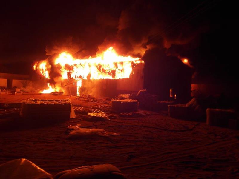 مجهولون يضرمون النار بمخزن «الهلال الأحمر» فرع سبها