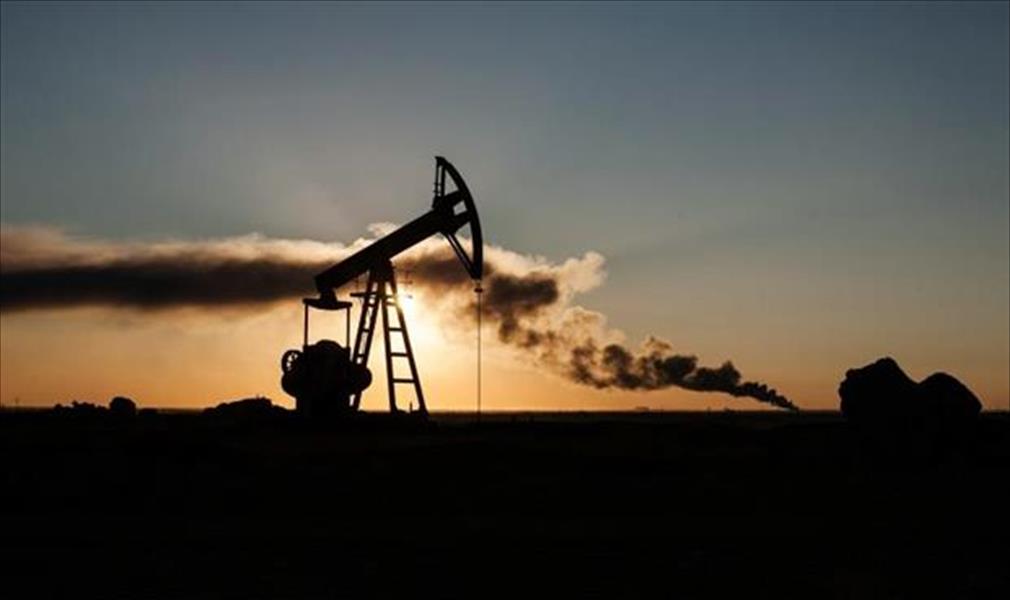 النفط يقفز 3% مع نزول الدولار وانخفاض عدد الحفارات الأميركية