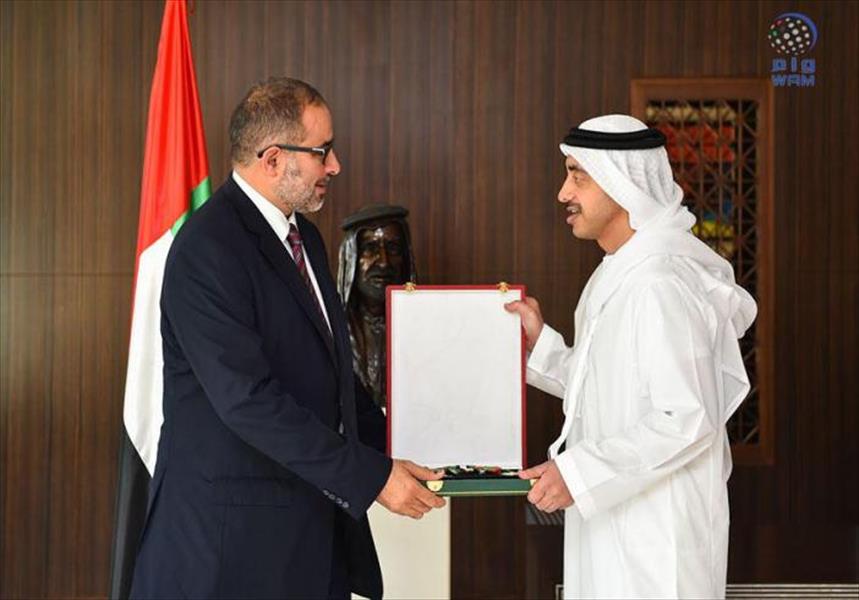 الإمارات تمنح النايض وسام الاستقلال من الطبقة الأولى