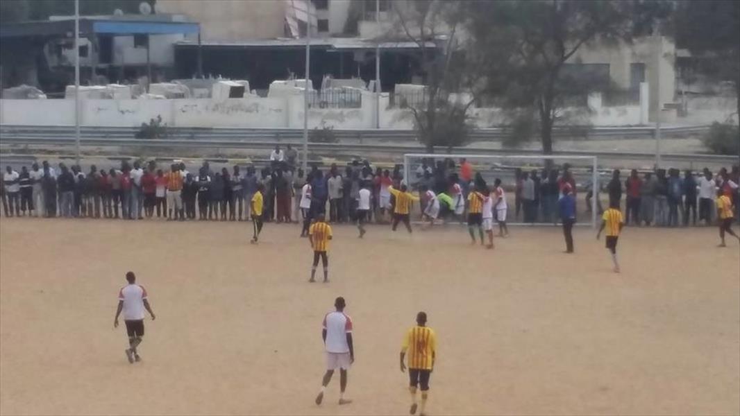 بالصور: أفارقة يبعثون برسالة سلام ومحبة عبر كرة القدم من ليبيا
