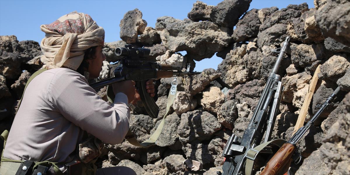 صواريخ الحوثيين وغارات التحالف العربي تتجاهل الهدنة