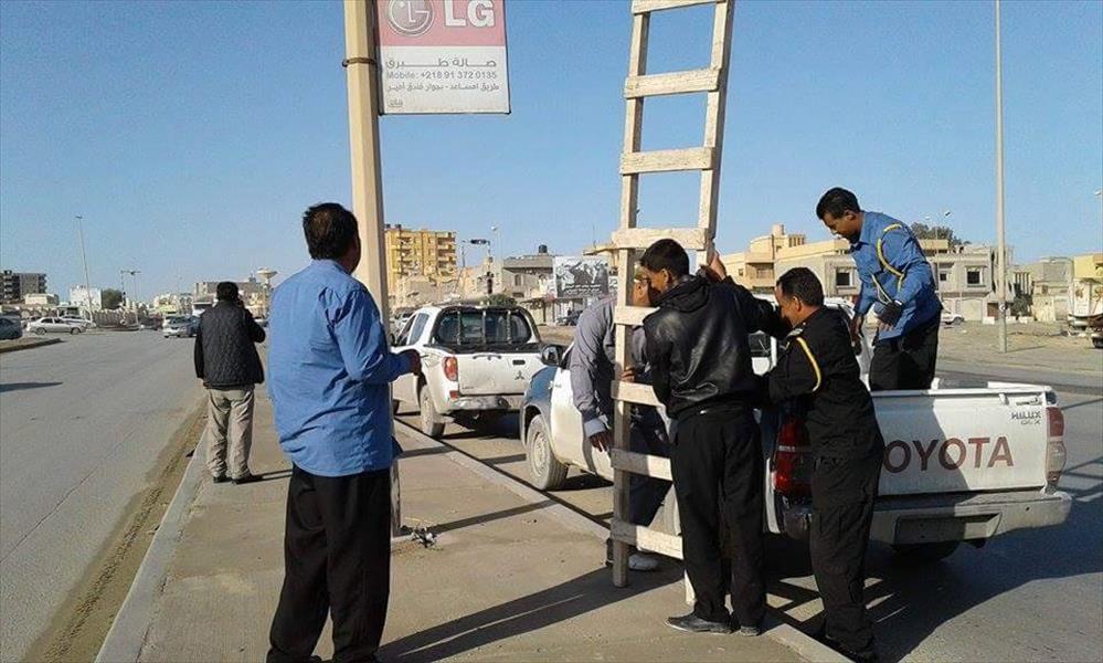إزالة لافتات الدعاية والأكشاك من على الطرق في طبرق