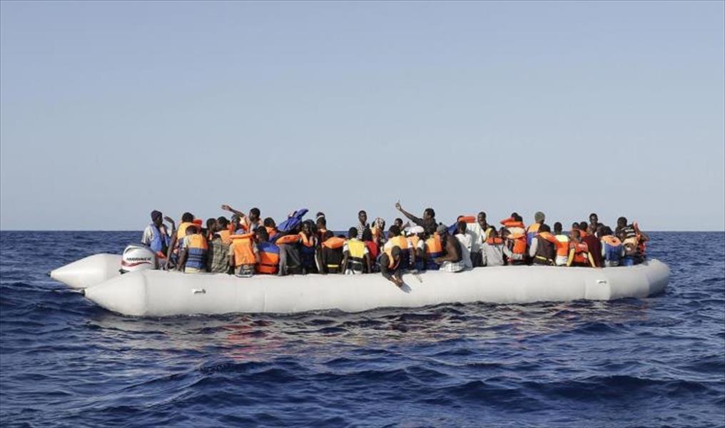 ضبط 185 مهاجرًا على متن قارب مطاطي شمال صبراتة