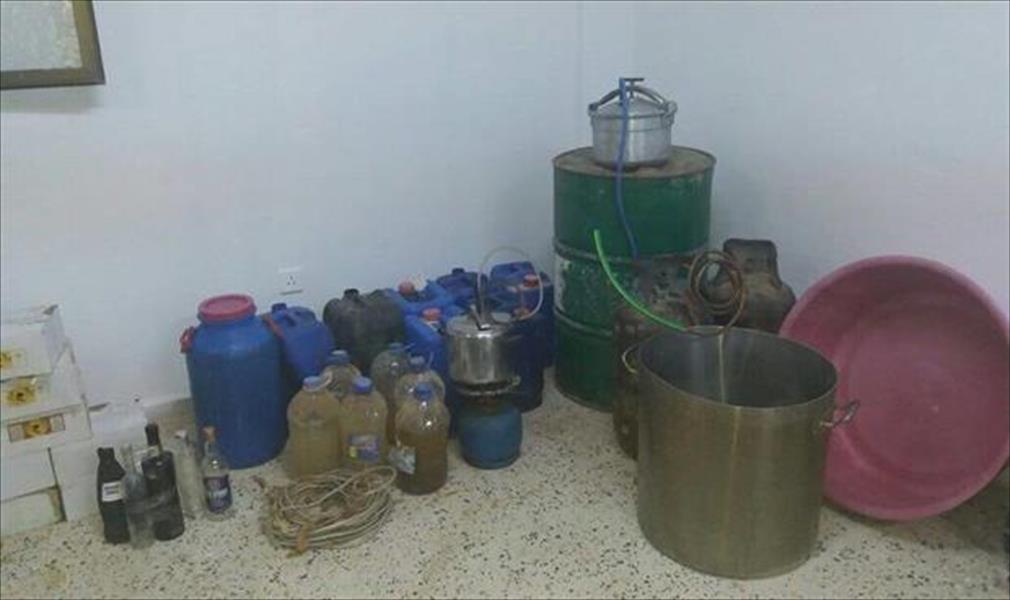 ضبط خمسة عمال وافدين داخل مصنع للخمور بسوق الرابش في بنغازي