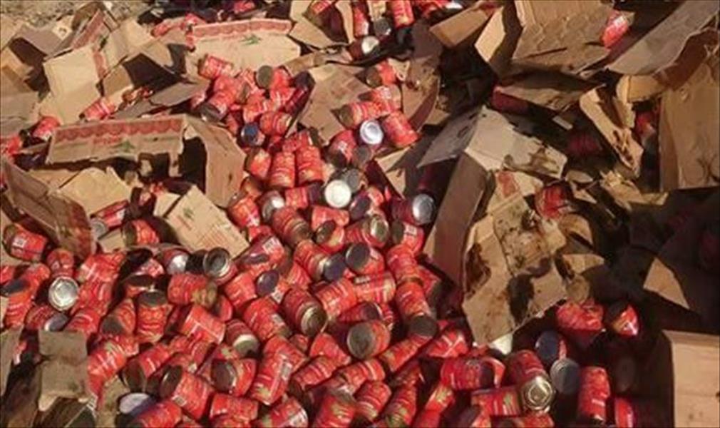 بالصور: إعدام 1800 صندوق معجون طماطم منتهي الصلاحية غرب طبرق
