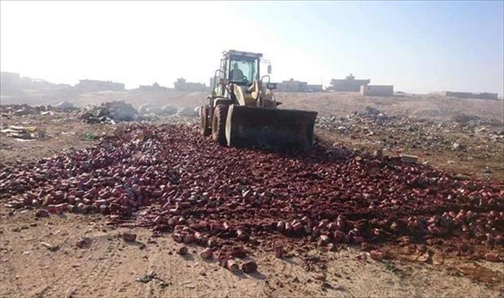 بالصور: إعدام 1800 صندوق معجون طماطم منتهي الصلاحية غرب طبرق