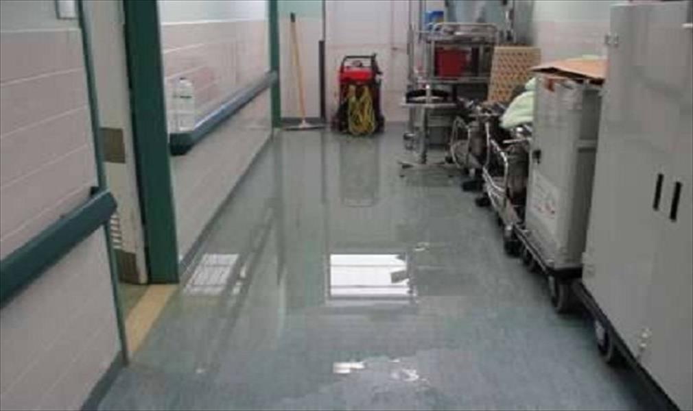 مستشفى الهواري العام يغرق في الصرف الصحي.. وتعليق "الجراحات"