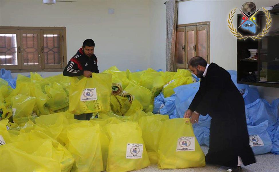 «الليبية للإغاثة» توزع مساعدات على الأسر النازحة في بنغازي