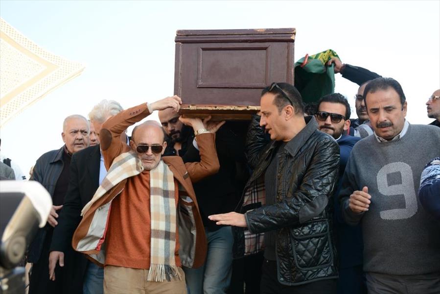 بالصور: دموع محمد صبحي في جنازة زوجته