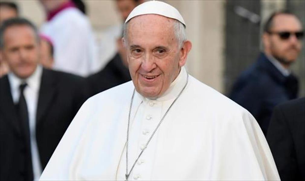 «إيميل» بثماني لغات هدية العيد الثمانين لبابا الفاتيكان