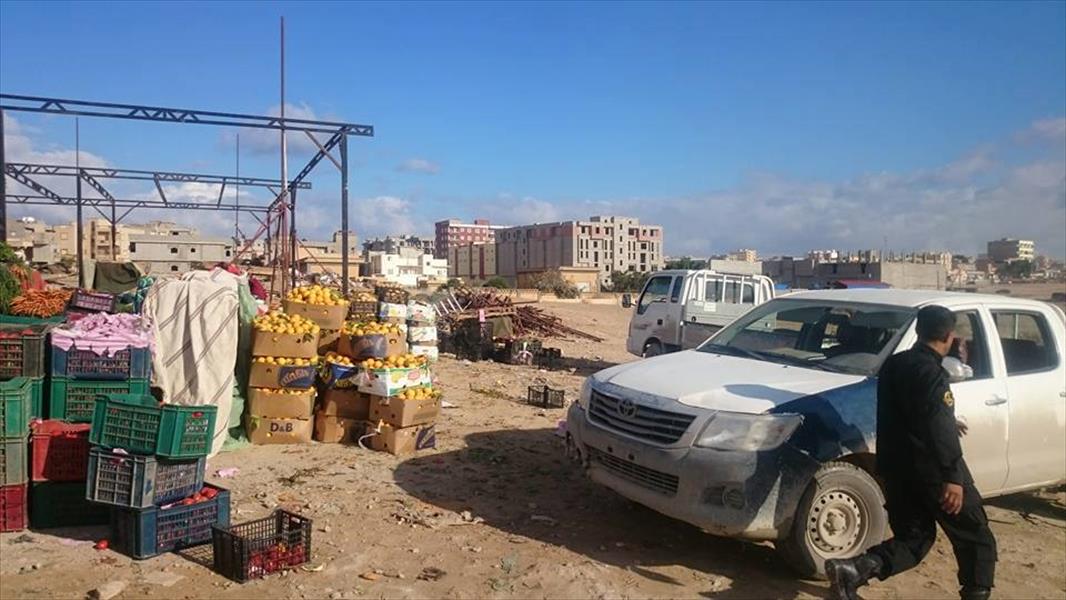 الحرس البلدي يزيل خيام البيع العشوائية في طبرق