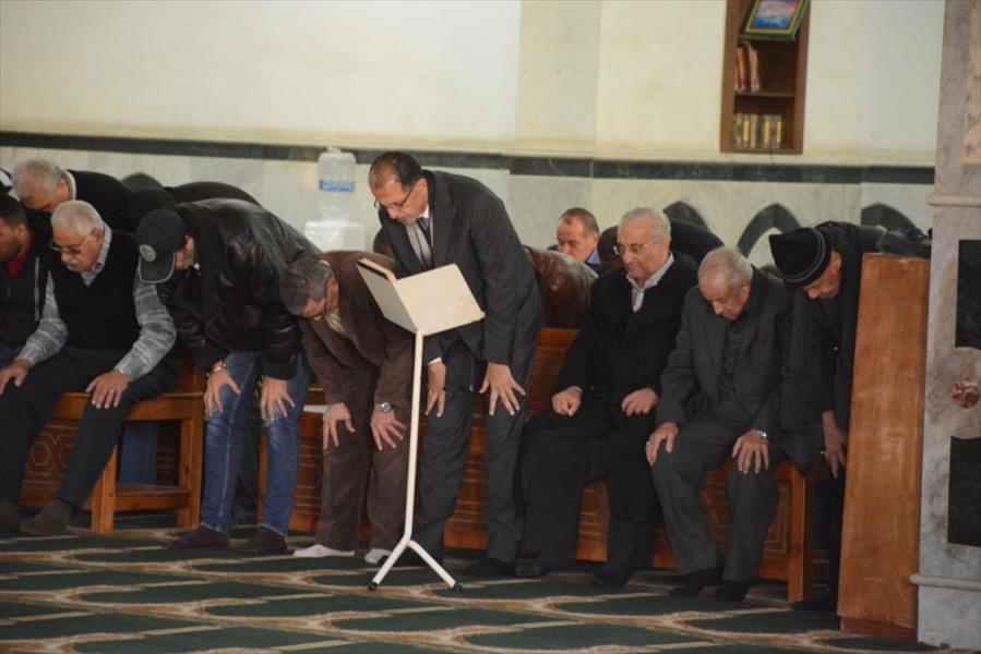 بالصور: أحمد السقا يتقدم جنازة أحمد راتب