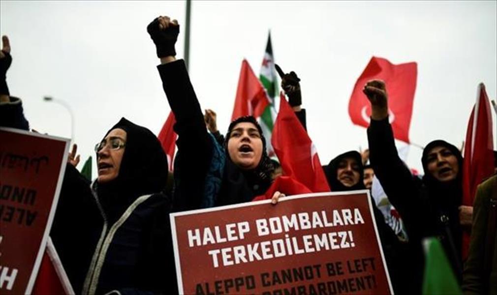 آلاف يتظاهرون على الحدود التركية ضد «حصار حلب»