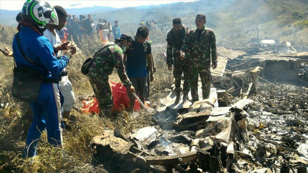13 قتيلاً في تحطم طائرة عسكرية بإندونيسيا