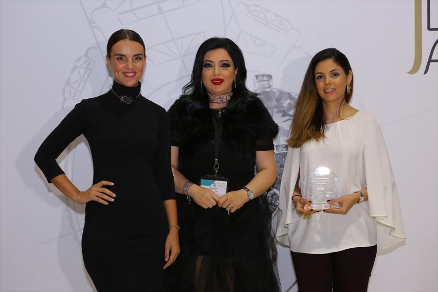 مها السباعي تكرم الفائزين في أسبوع دبي للمجوهرات