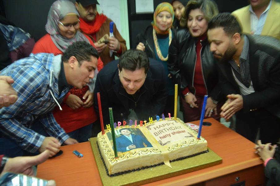 بالصور: هاني شاكر يحتفل بعيد ميلاده وسط محبيه