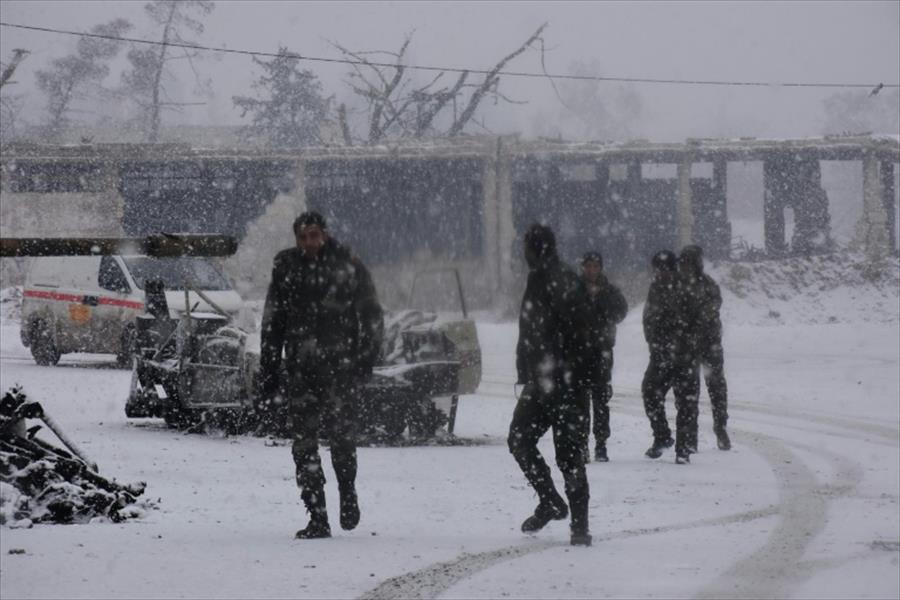 استئناف عمليات إجلاء المحاصرين من حلب وسط عاصفة ثلجية 