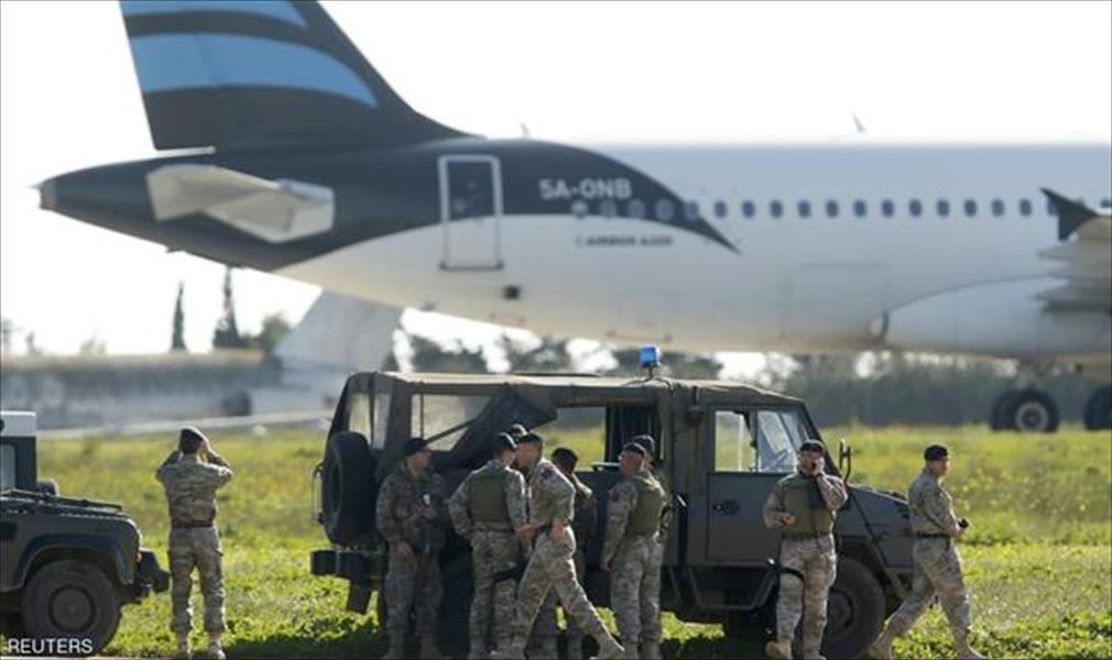 الإعلام المالطي: الطائرة الليبية اختطفها شخصان وتحمل 118 راكبًا