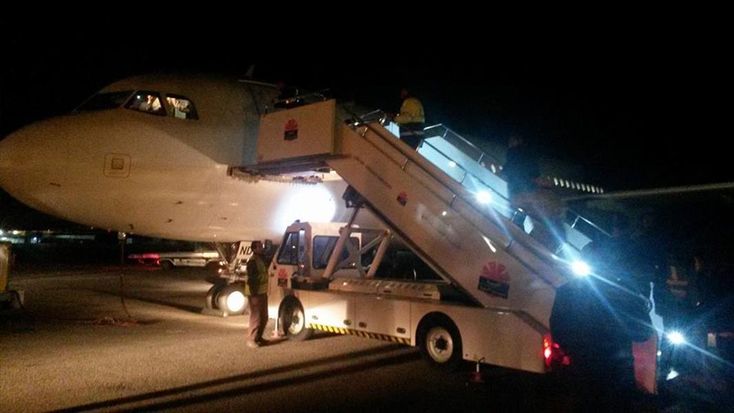 بالصور.. عودة ركاب الطائرة المخطوفة إلى مطار معيتيقة