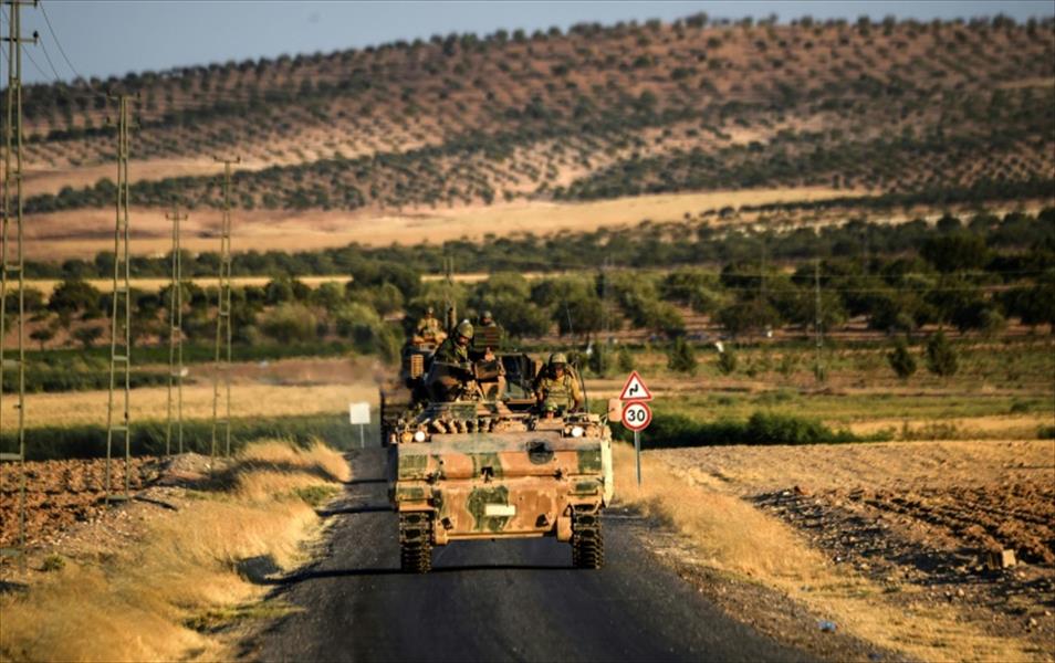 تركيا تنشر مدافع ودبابات على الحدود مع سورية