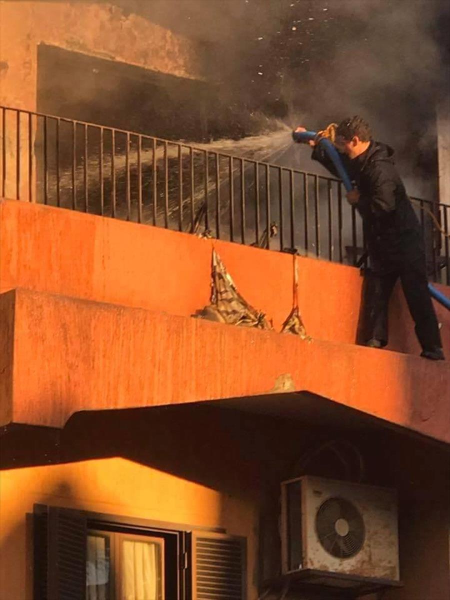 نجاة عائلة من حريق شب بمنزلهم في مدينة البيضاء