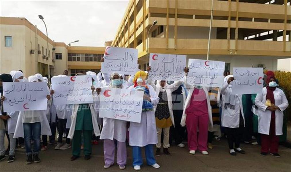 وقفة احتجاجية بسبب الاعتداء على العاملين بمركز سبها الطبي
