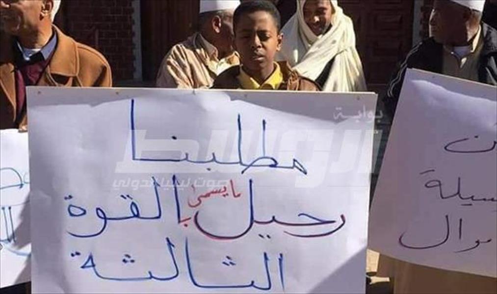 متظاهرون بسبها يدينون التحشيد العسكري في تمنهنت.. ويطالبون «القوة الثالثة» بالمغادرة