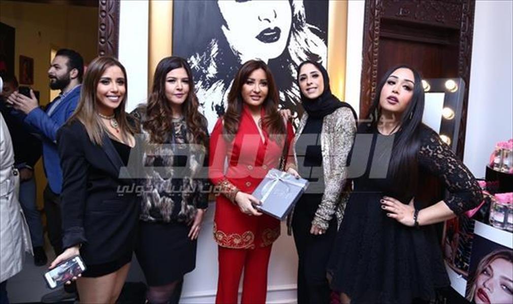 بالصور: التونسية لطيفة في افتتاح «ميك آب ستوديو»